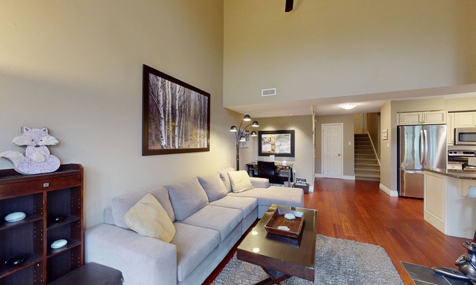 The Blue Mountains Apartment | Gorgeous & unique Blue Mountain condo - private ski storage