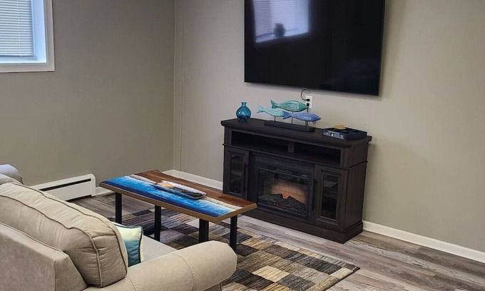 Port Washington Apartment | Gorgeous unit near Lake Michigan