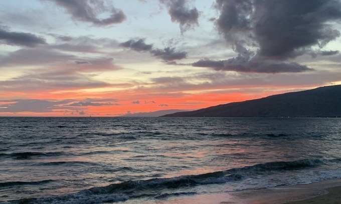 Hoyt House | Gorgeous views, lakefront home with sandy beaches, dog friendly, hot tub