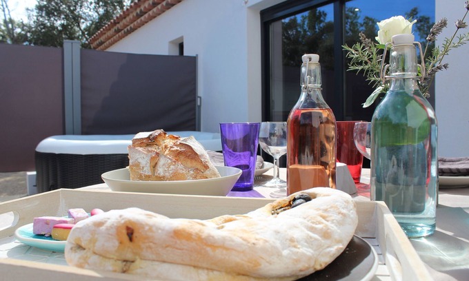 Regusse Cottage | Gorges du Verdon, La Cigale lounges at the Lakes and in the Jacuzzi