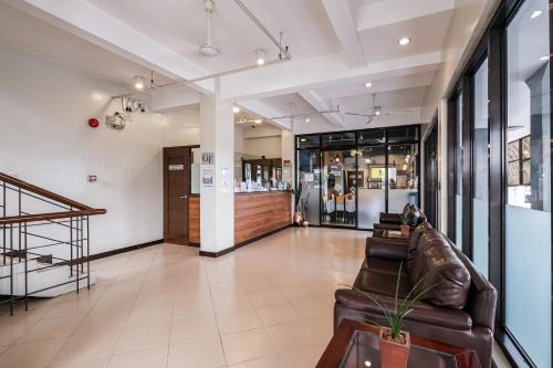 Sampaloc Hotel | Governor Forbes Inn - Manila City Center