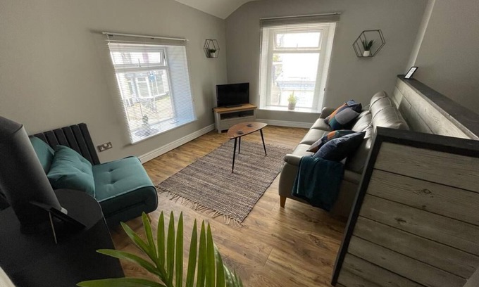 Mumbles Apartment | Gower Place Heart of Mumbles | Sleeps 2 | Near Beach | Oystermouth Castle | Wifi