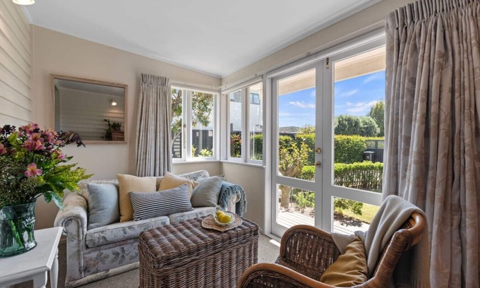 Tauranga South House | Graceful Character Cottage In The Leafy Avenues