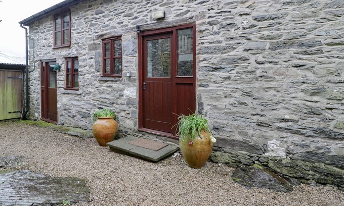Pennant Melangell Cottage | GRAIG LAS THE BARN, pet friendly in Llanrhaeadr-Ym-Mochnant