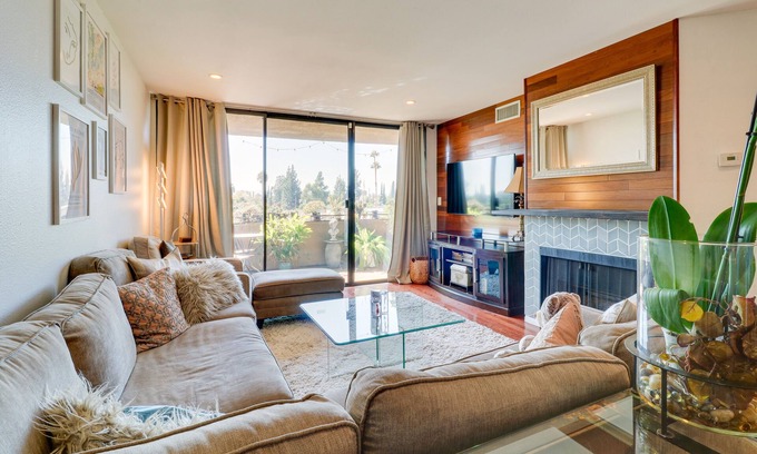 Granada Hills South Condo | Granada Hills Condo w/Community Pool & Workspace