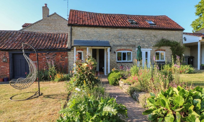 Ropsley House | GRANARY COTTAGE, pet friendly, character holiday cottage in Grantham