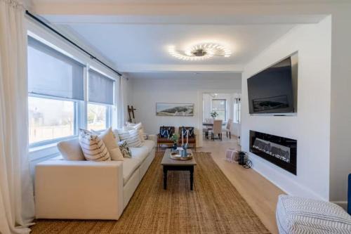 Grand Bend House | Grand Bend 5BR Retreat Hot Tub, Fire Pit and BBQ