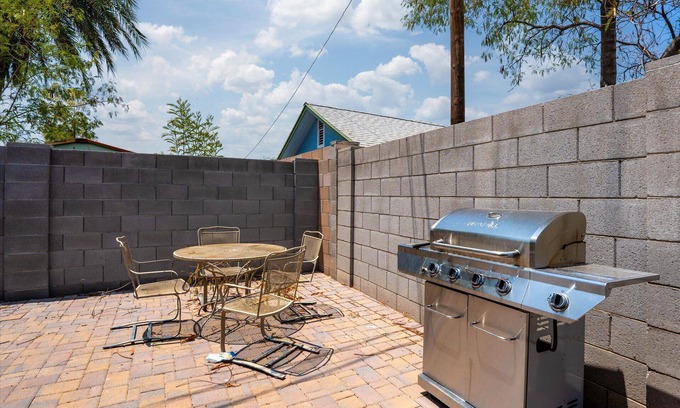 Alhambra House | Grand Canyon Getaway: Fire Pit + Cornhole + More