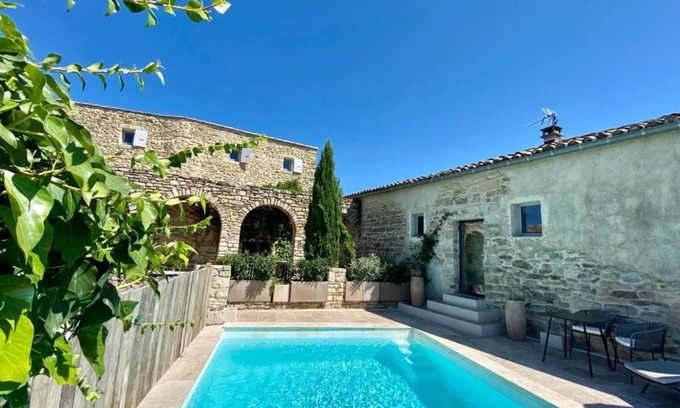 Martignargues House | Grand Luxe Suite GRAFFITI with XXXL whirlpool bath with shared POOL access
