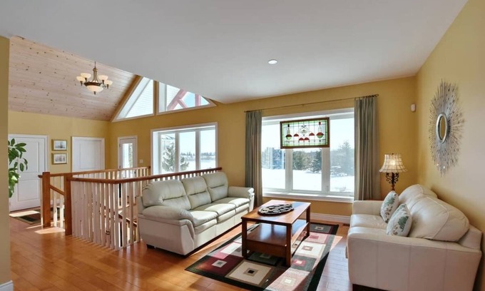 Meaford Cottage | Grand Luxury Cottage by Blue Mountains with pool and hot tub