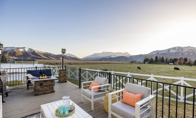 Heber House | Grand Mountain Retreat- Sleeps 28- Breathtaking Views, Pickleball courtn