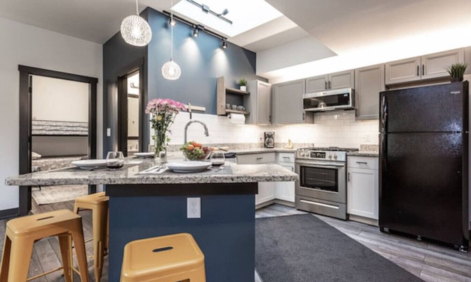 Westfield House | Grand Park Modern Cubby 2BR/3BED/1BA/patio