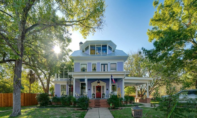 Gonzales House | GRAND VICTORIAN -STEP BACK IN TIME!!!