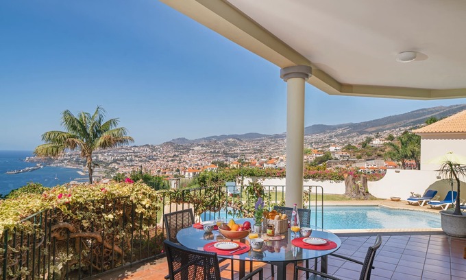 Sao Goncalo Villa | Grand villa, view to Funchal and sea | Vista Sol