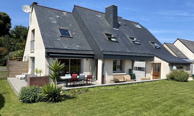 Saint-Cast-le-Guildo House | Grande Maison à 300 m de la Grande Plage sur un Grand Terrain, 5 Chambres Pour 10 Personnes