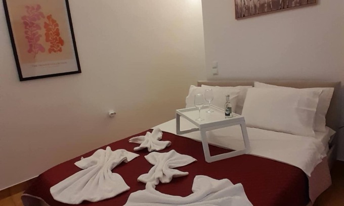 Dirfys-Messapia Apartment | Grandma’s Pine Apartments – Cozy Double Bed