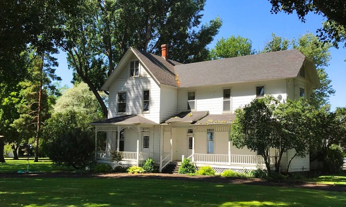 La Grande House | Granny's Farmhouse is a historic 1895 Victorian located on a working farm.