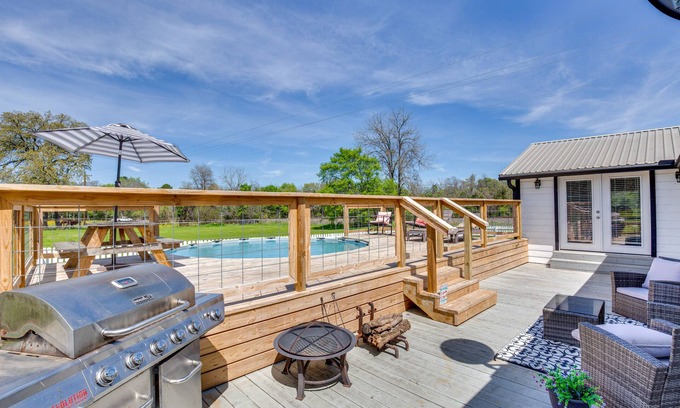 Grapeland House | Grapeland Farm Retreat w/Pool, Grill & Fire Pit