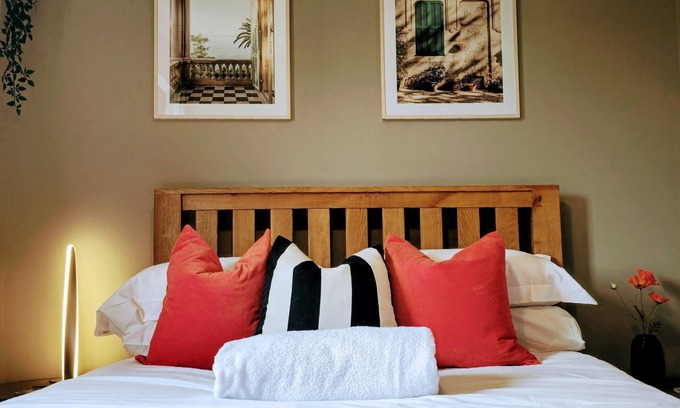 Horley House | Grassmere | 3BR House | Private Garden & Parking