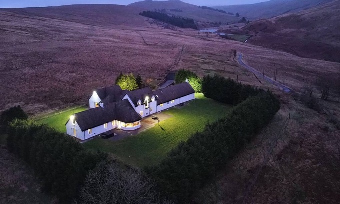 Largs House | Grassyards House - Six Bedroom House, Sleeps 12