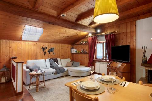 Pollein Apartment | Graziosa Mansarda vista montagne