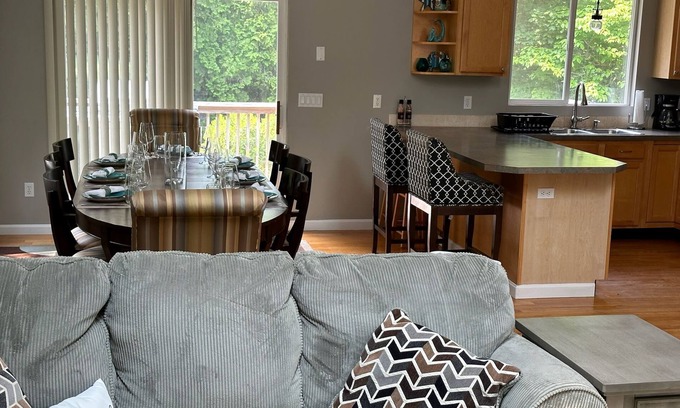 West Kingston House | Great 5 bedroom 3 bath home next to URI, Narragansett and Newport, sleeps 1-10