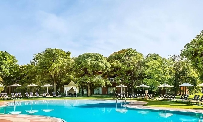 Livingstone Apartment | Great Amenities with Great Views! Outdoor Pool, Spa Center and Free Parking!