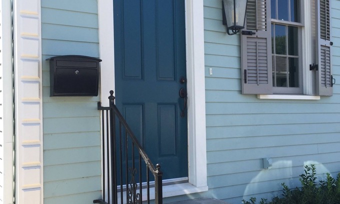 East Riverside House | Great Central Location For All Your NOLA Fun. Large 2 Bd Right Off Magazine St.