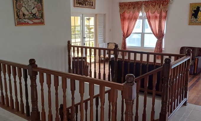 Haggatt Hall Apartment | Great, Centrally located apartment with extra large rooms unit 2