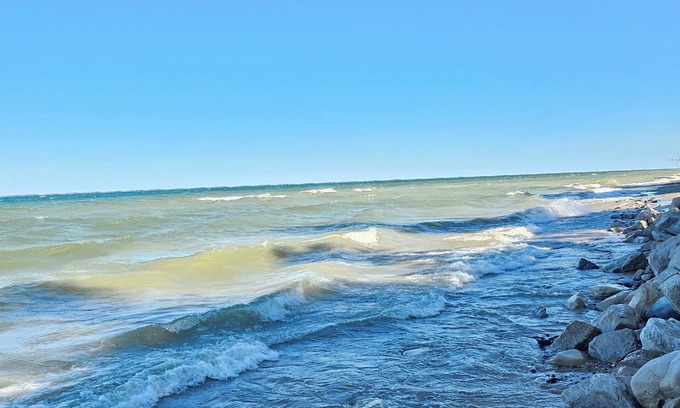 South Haven Cottage | Great cozy cottage with Lake Michigan beach access, nice large deck.