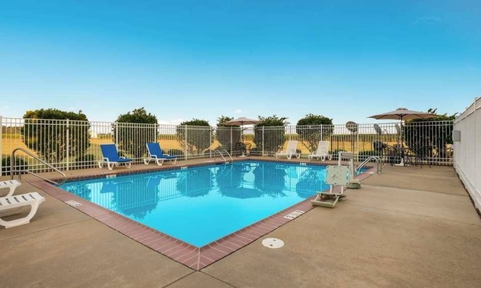 Saint Landry House | Great Deal in Knights Inn Bunkie! Pool, Free Parking On-Site, Free Breakfast