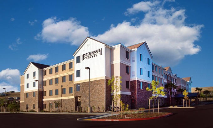 Folsom Condo | Great for Business Travelers! King Suite with Free Breakfast + Shared Pool & Gym