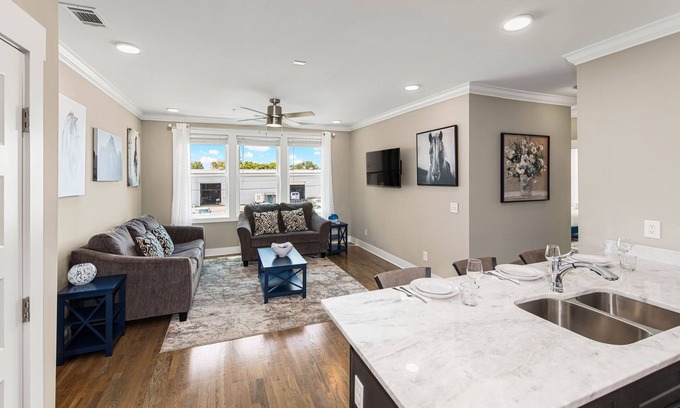 The Nations House | Great Location! 2 BR Condo! Minutes To Downtown
