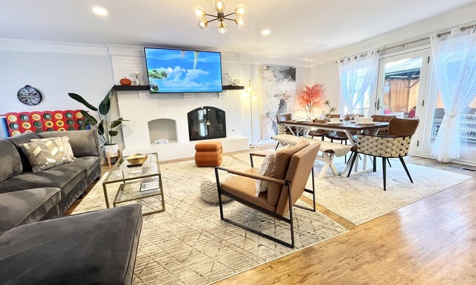 Wasco House | Great location-King beds-Kids playroom