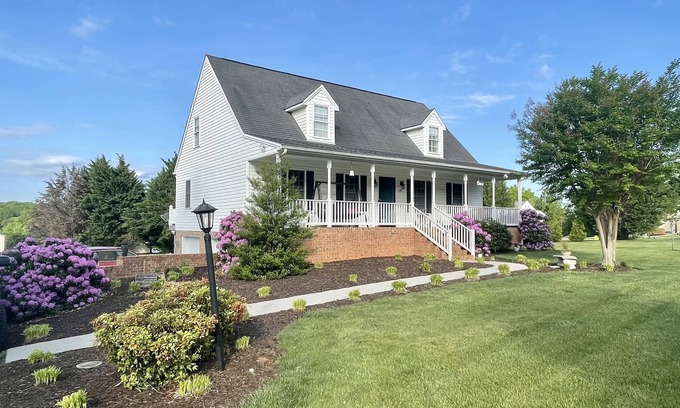 Forest Apartment | GREAT LOCATION! Private and roomy 1 bdrm, bath & den