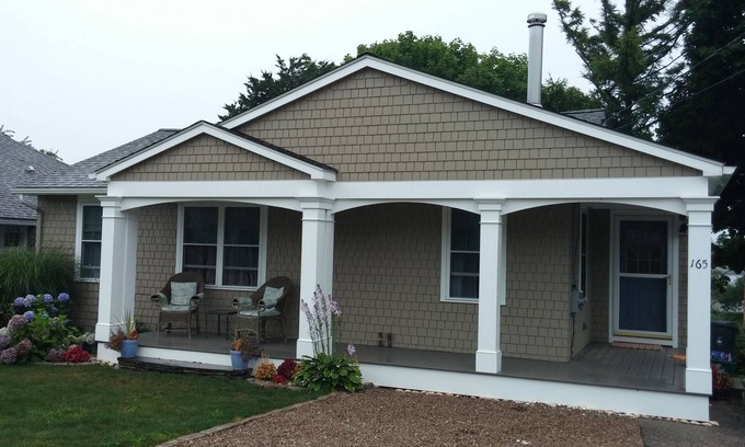 Bonnet Shores Cottage | Great Narragansett Location! Classic Beach Cottage. Short Walk to Kelly Beach.