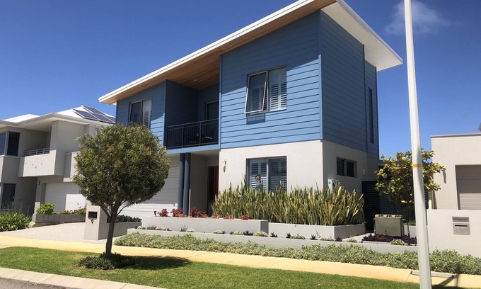 Burns Beach Apartment | Great place to stay weather you are a tourist or visiting family and friends.