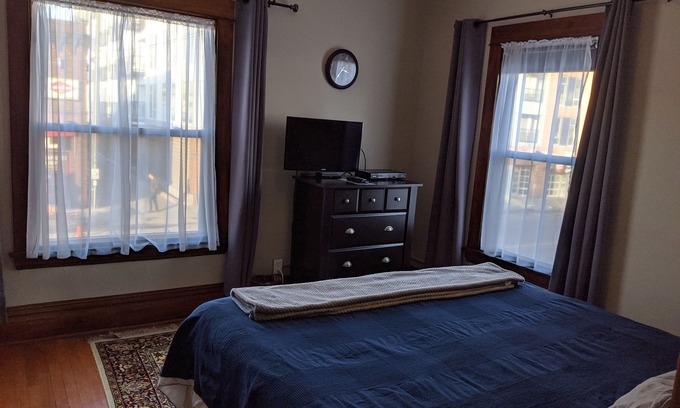 Lyn-Lake Apartment | Great Uptown Apartment! Great Location!