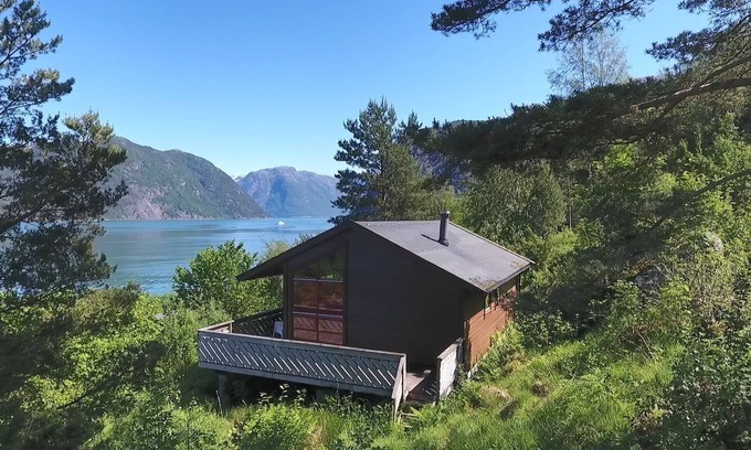 Kvinnherad House | Great vacation cabin Norway, in the Hardanger Fjordpanorma, motorboat 20 hp for rent