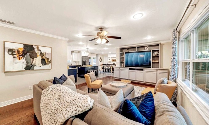 Tyler House | Green Acres District, Sleeps 8, King/Queen