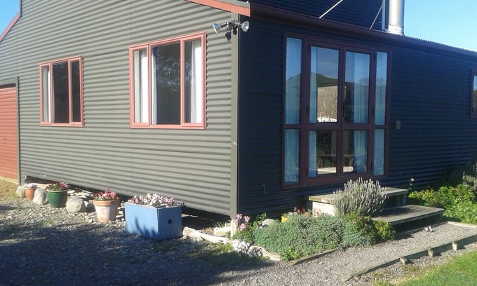Gladstone House | Green Barn accommodation on a working farm in the heart of Gladstone.