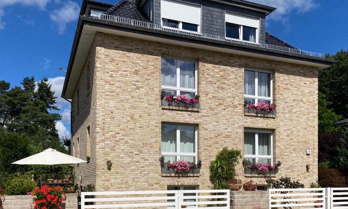 Schmoeckwitz Apartment | Green Caroline