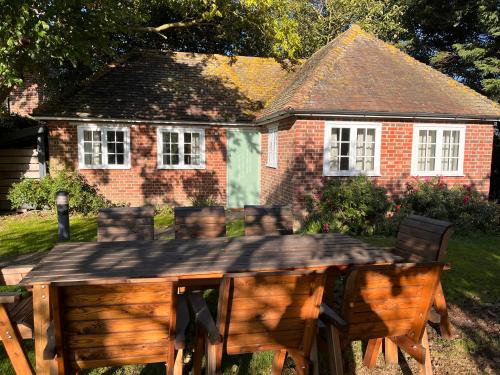 Sittingbourne House | Green Cottage in grounds of Grade II* Frognal Farmhouse