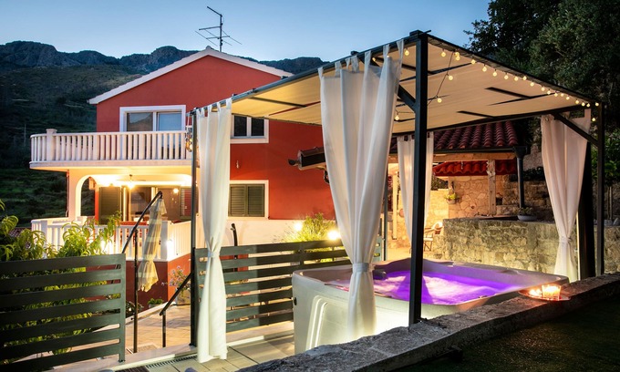 Zrnovnica House | Green garden relaxing holiday in peaceful nature