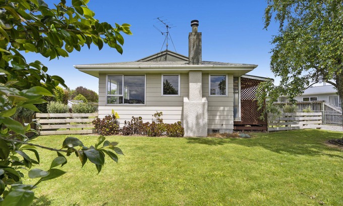 Carterton House | Green Grove - Carterton Holiday Home
