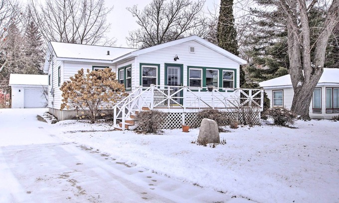 Markesan Cottage | Green Lake Vacation Home w/Screened Porch!