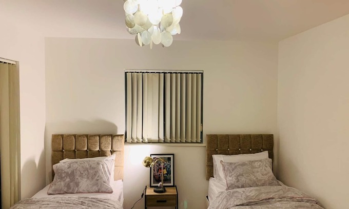 Aveley Apartment | Green Lantern, Private En-suite Double Room, Garden and Free Parking