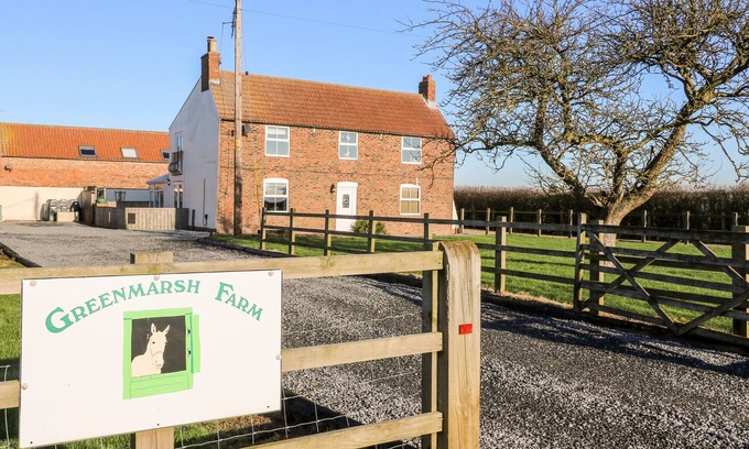 Winestead Cottage | GREEN MARSH FARM, pet friendly, with hot tub in Thorngumbald