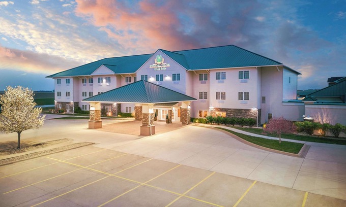 Arcola Hotel | Green Mill Village Hotel & Suites, BW Signature Collection