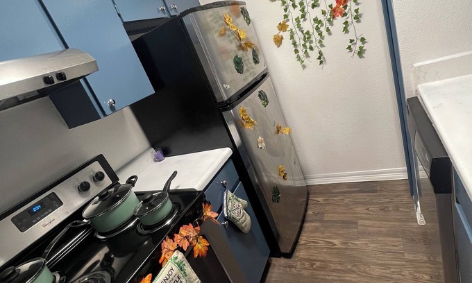 Montrose Apartment | Green Oasis /One bedroom Apartment located downtown Houston Texas